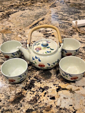 Arita Floral Japanese Tea Set in White And Floral Print. Brand New, NEVER Used!